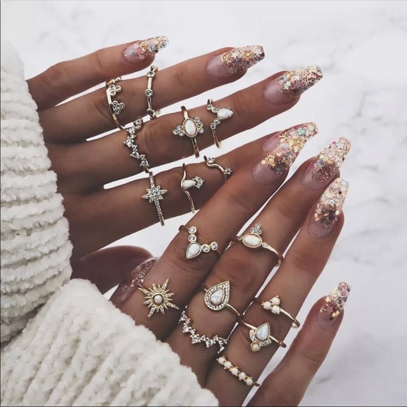 Jewelry - • Iris • 16pc Gold Tone Ring Set